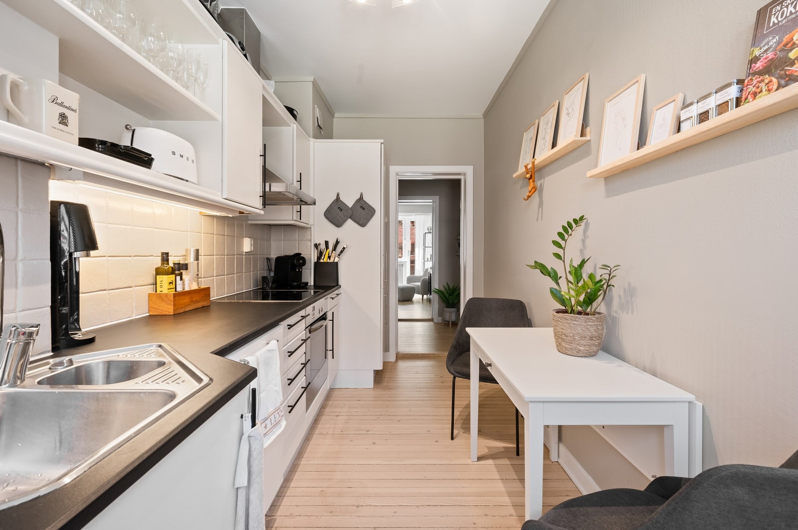 Innredningen består av slette skapfronter, benkeplate av laminat med nedfelt oppvaskkum og ett greps armatur. Galleribilde