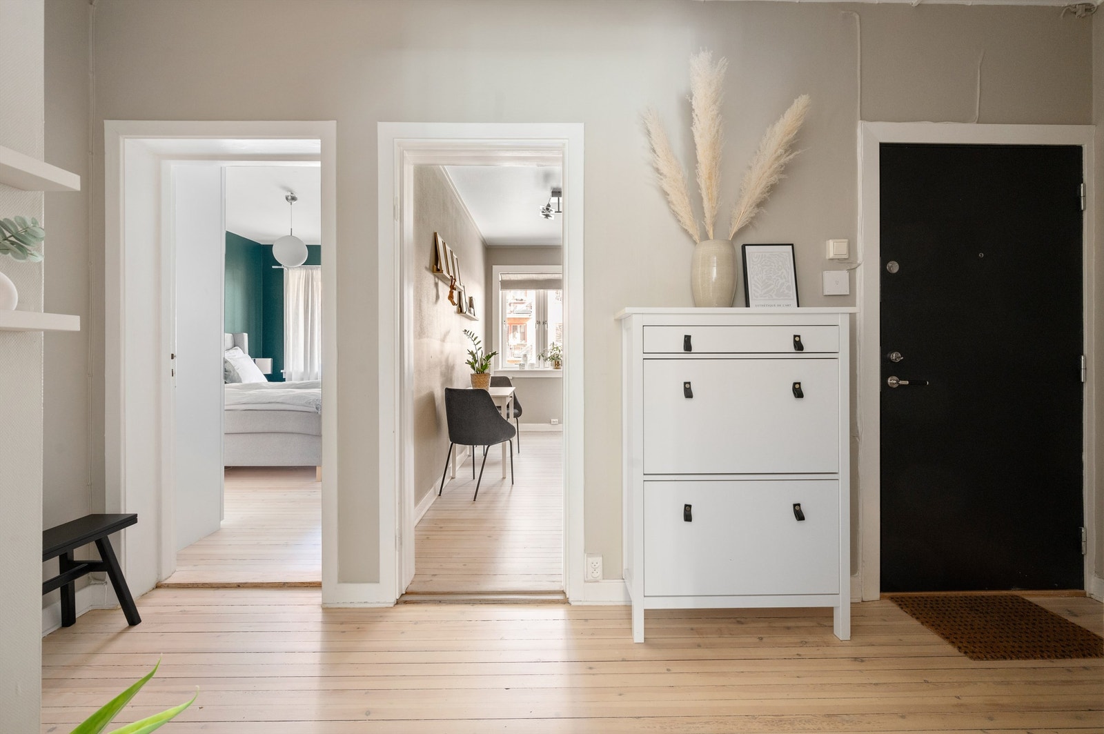 Entréen gir deretter videre adkomst til samtlige rom, som er med på å underbygge den gode planløsningen. Galleribilde