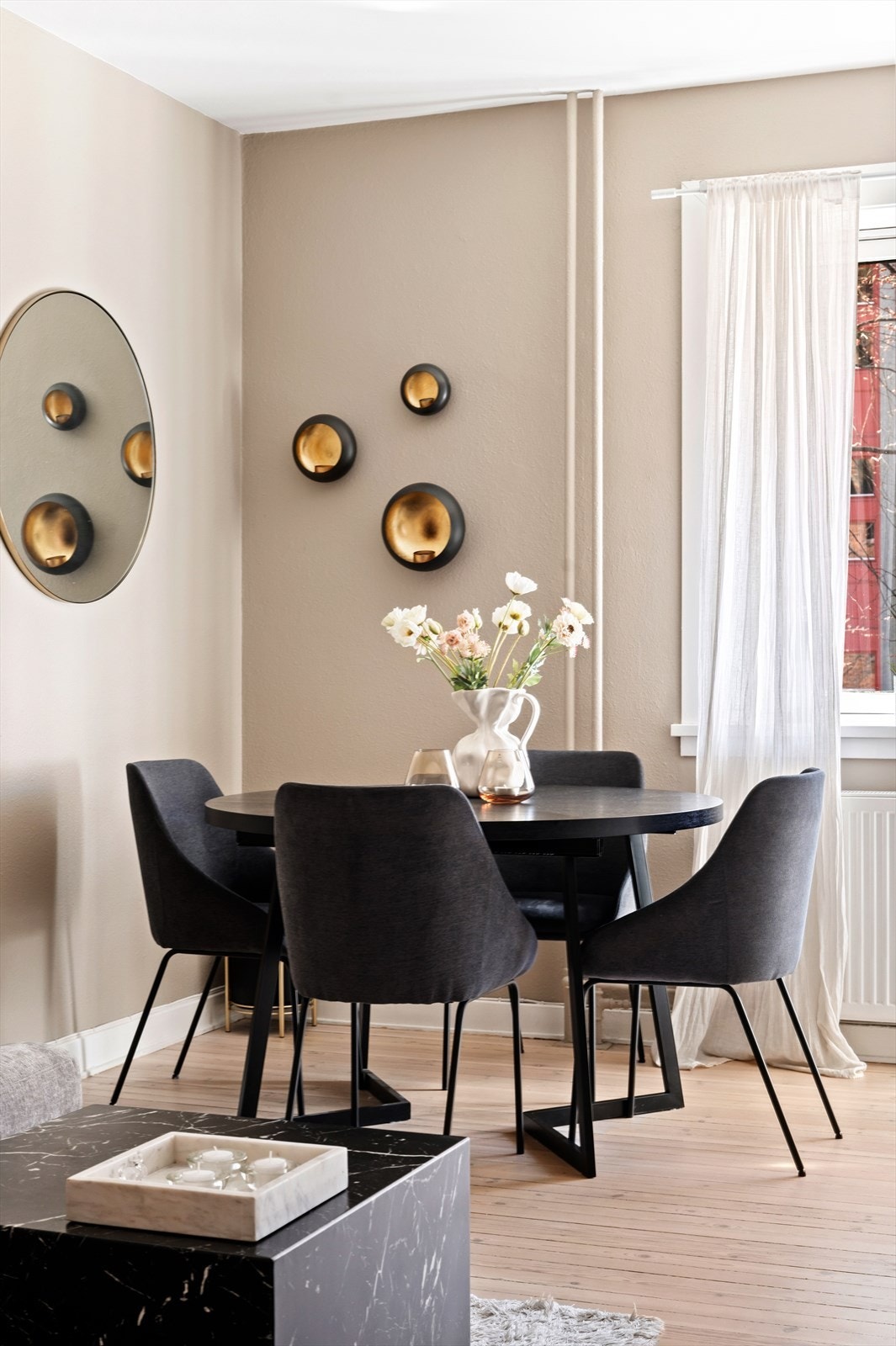 De store vindusflatene sørger for rikelig med lysinnslipp, som sammen med den gode takhøyden gjør leiligheten luftig. Galleribilde