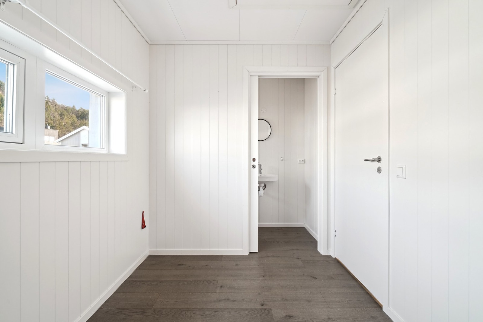 Det er skyvedør til toalettrom med servant. Praktisk med toalett i begge etasjer. Galleribilde