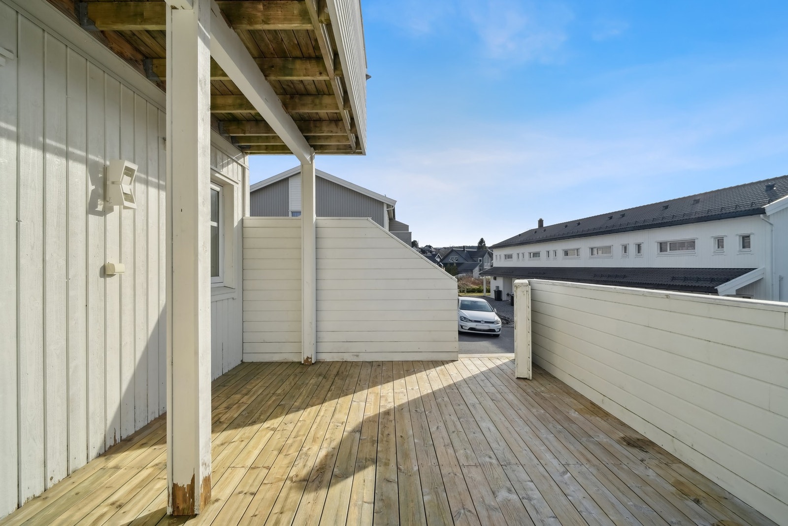 Stor terrasse på grunnplan. Tett rekkverk gir god skjerming. Galleribilde