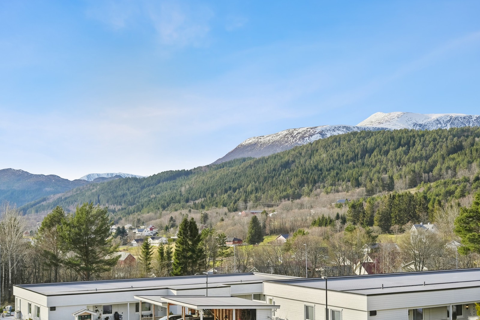 Utsikten er nydelig, og det er bare å snøre på seg turskoa og nytte seg av de mange fine turstiene i området. Galleribilde