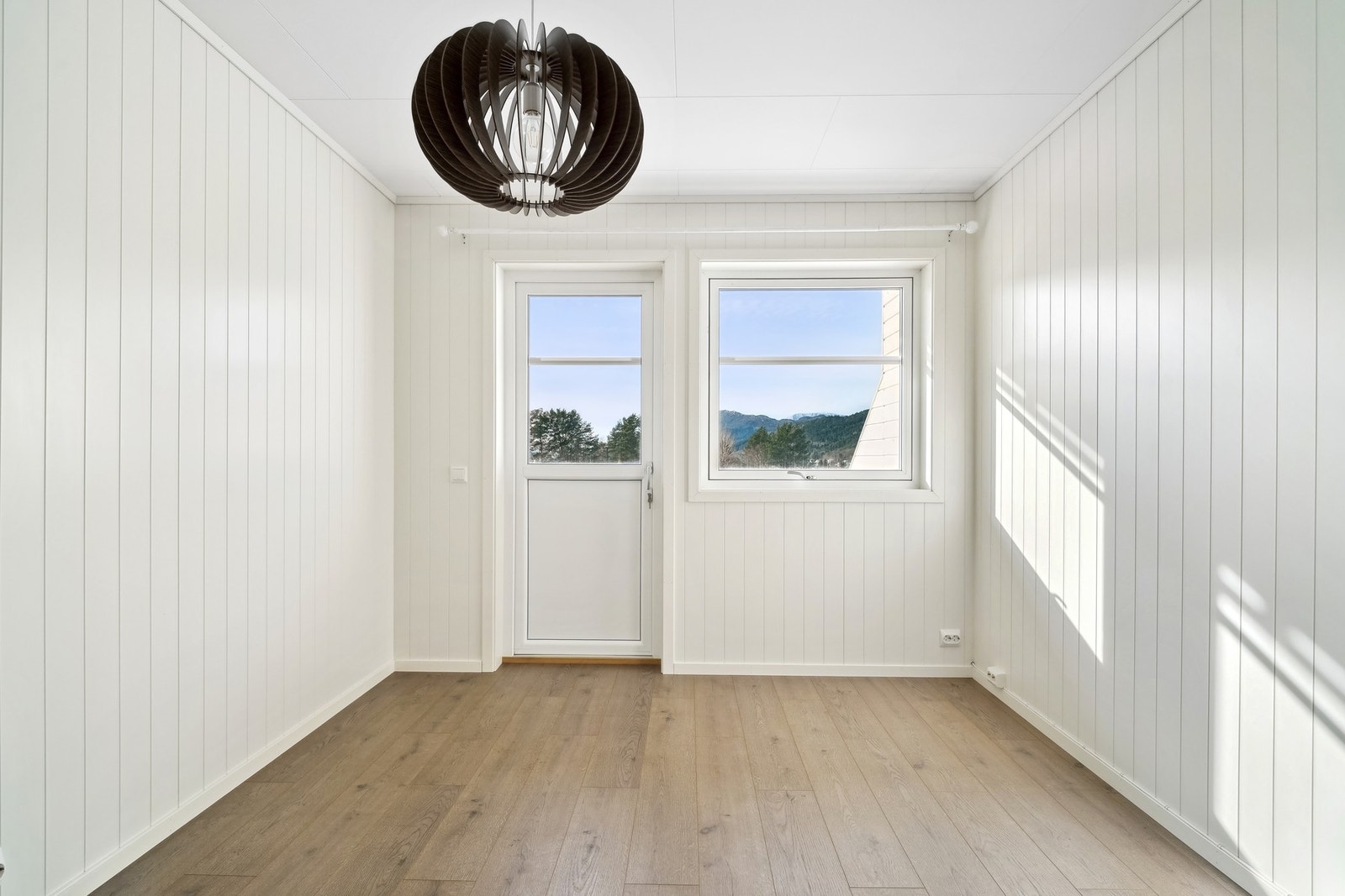 Soverom mot vest med balkongdør til terrassen. Galleribilde