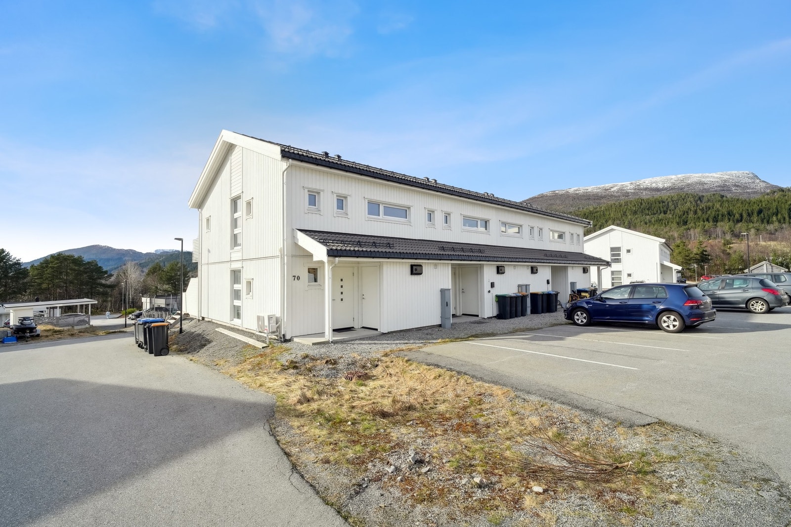 Rekkehus i populært boligområde nær barnehage, skole og butikker. Parkeringsplass foran til 2 biler. Galleribilde
