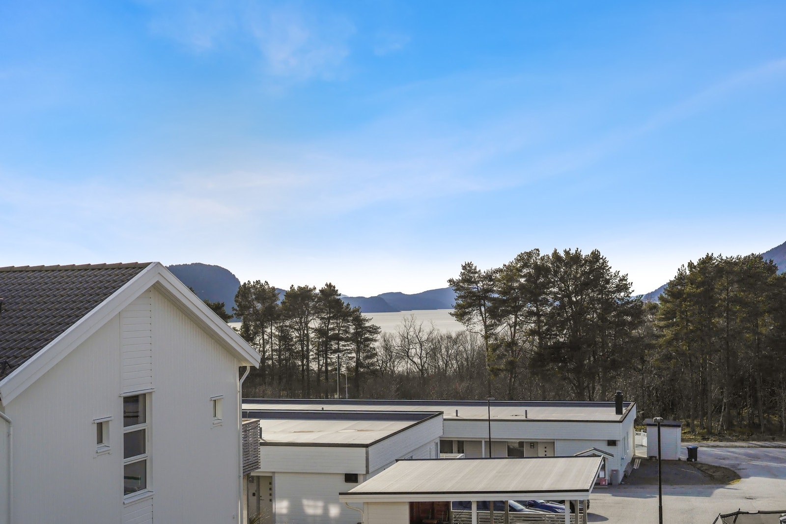 Beliggende med nydelig fjordutsikt og gode solforhold. Galleribilde