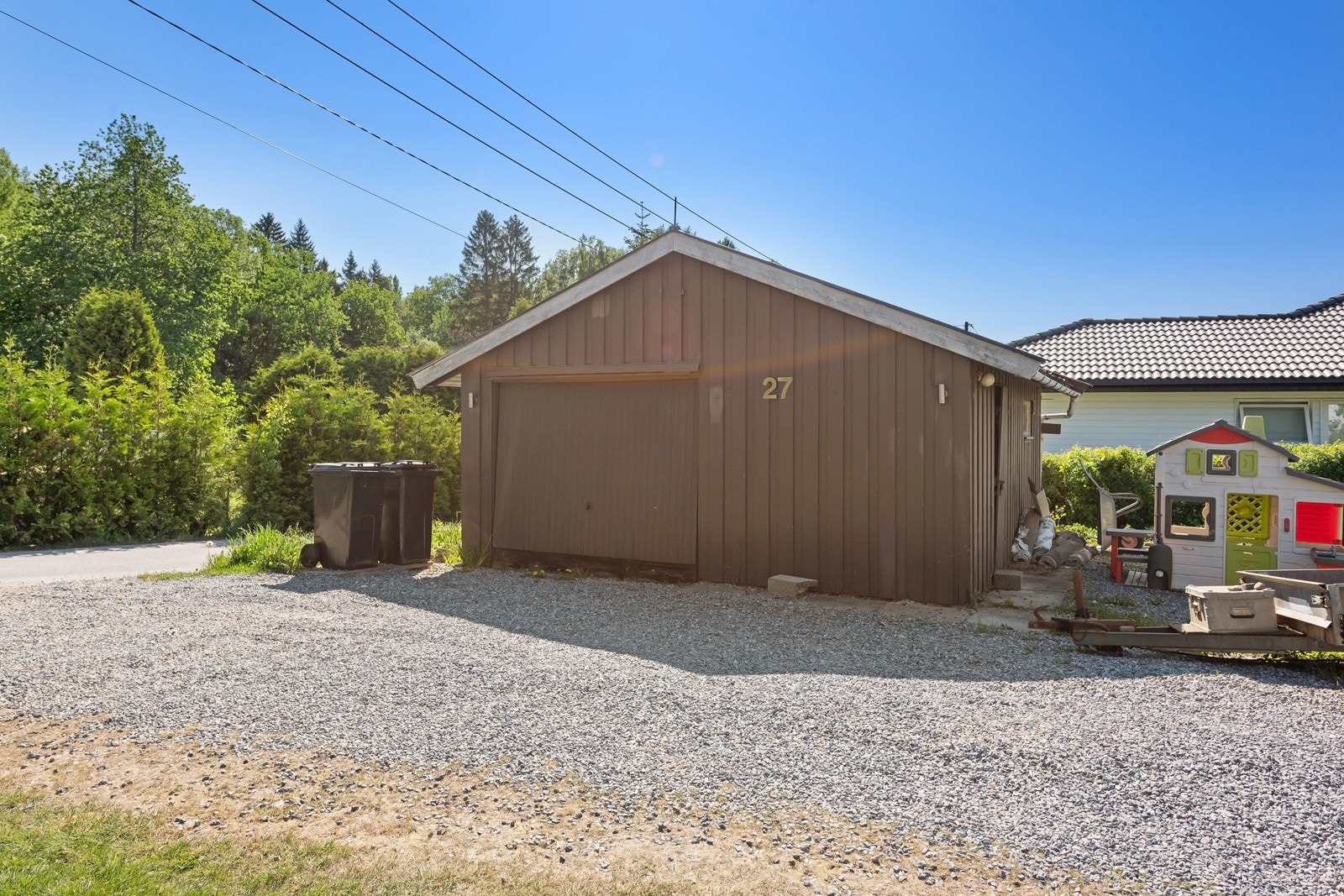 Garasje med god plass til lagring. Galleribilde