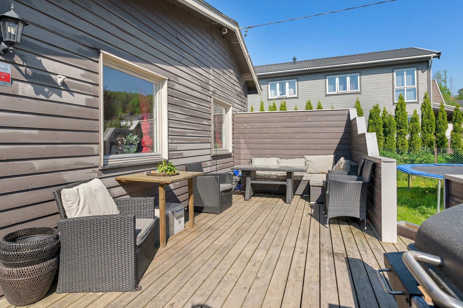 Romslig veranda med plass til utemøbler. Galleribilde