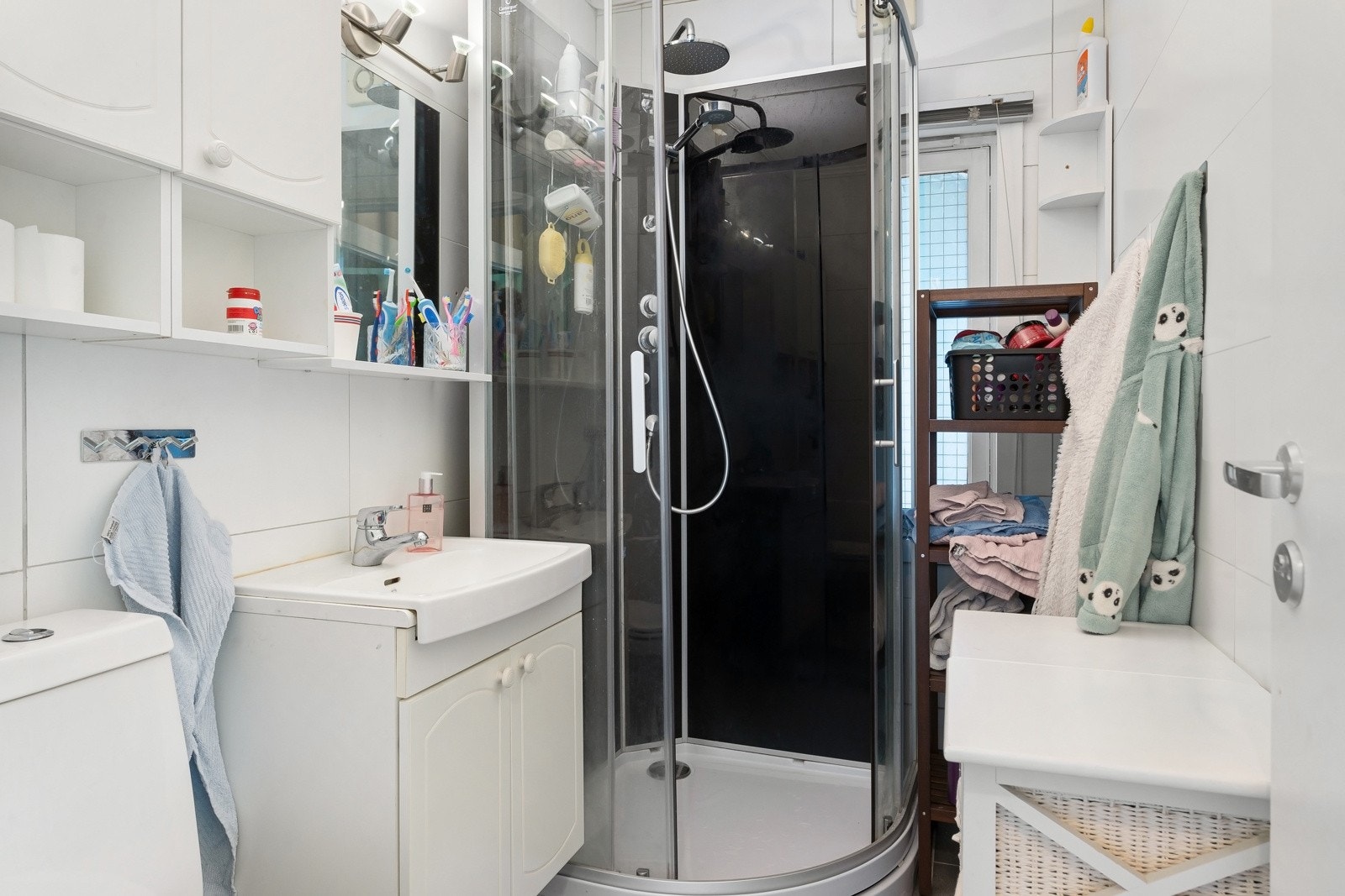 Badet er innredet med servantskap, dusjkabinett og wc. Galleribilde