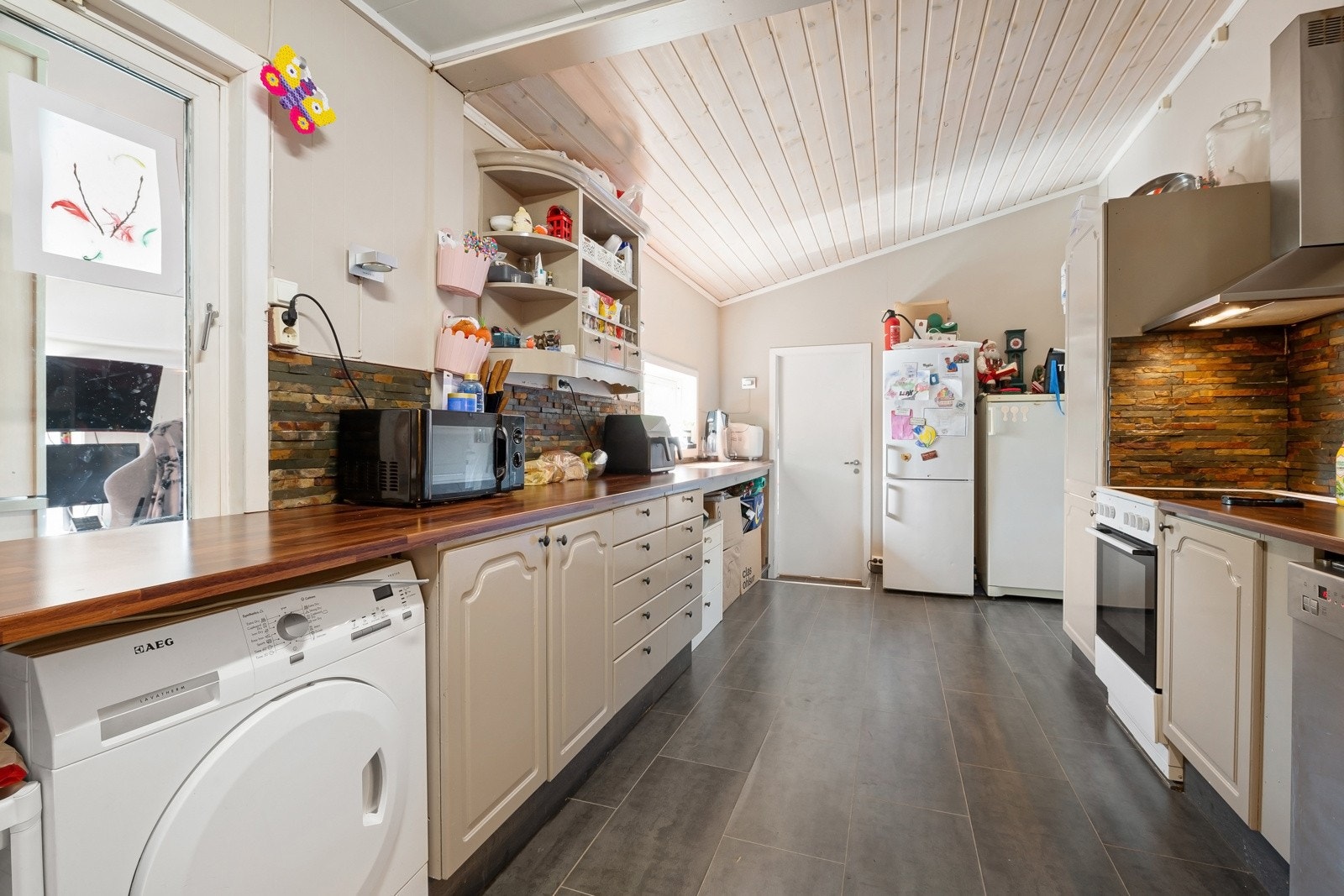 Kjøkkenet har godt med skap- og benkeplass. Galleribilde