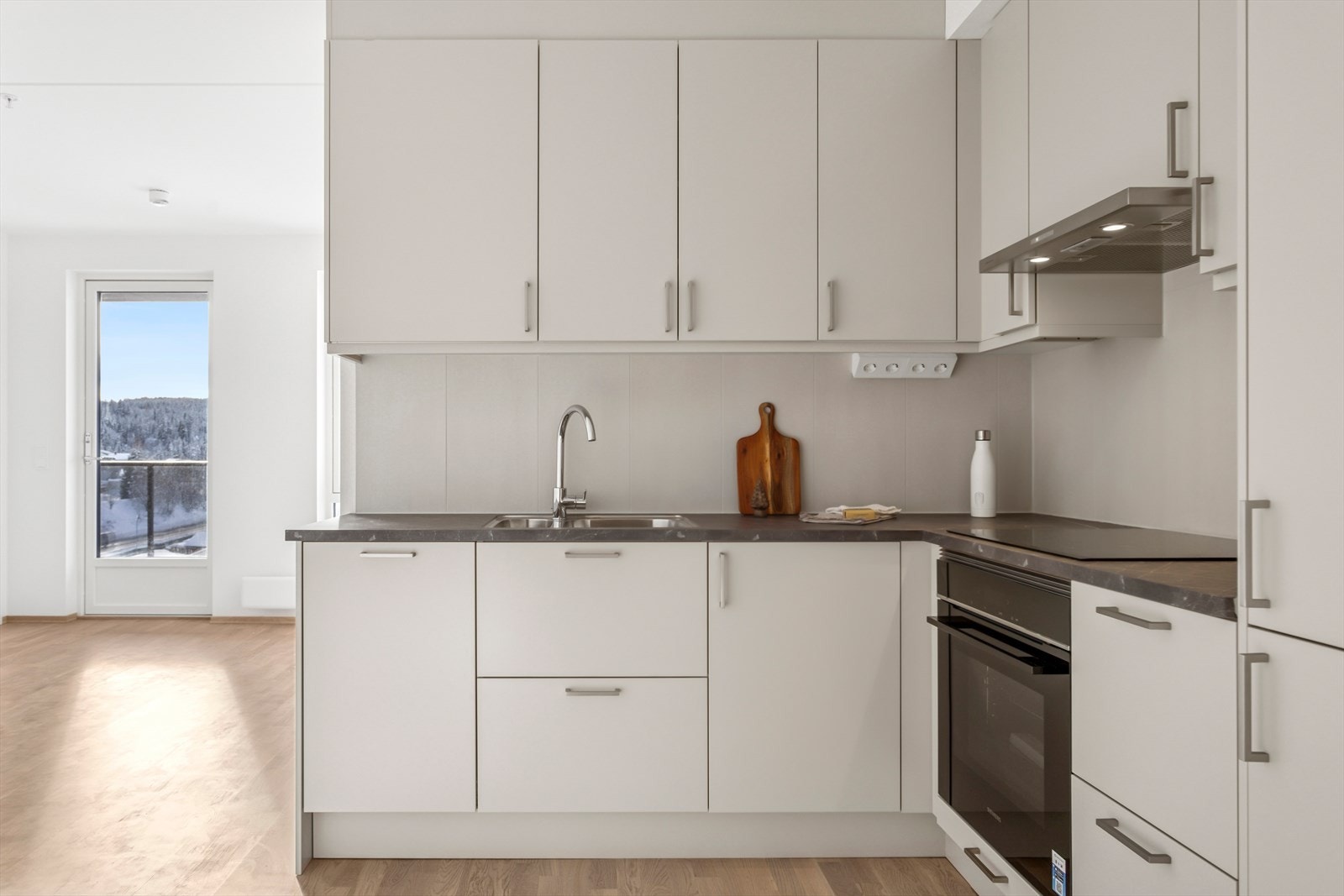 Godt med skap-og benkeplass. Galleribilde