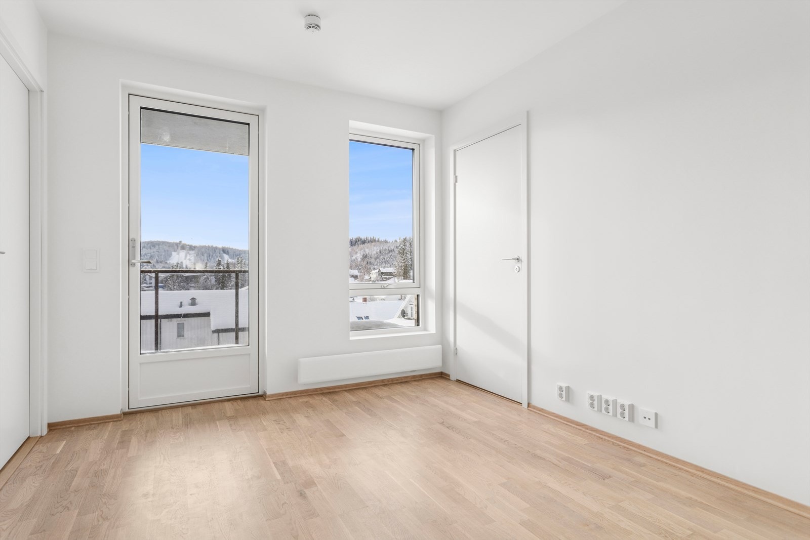 Lys og pen stue med store vindusflater som gir godt med naturlig lysinnslipp. Galleribilde