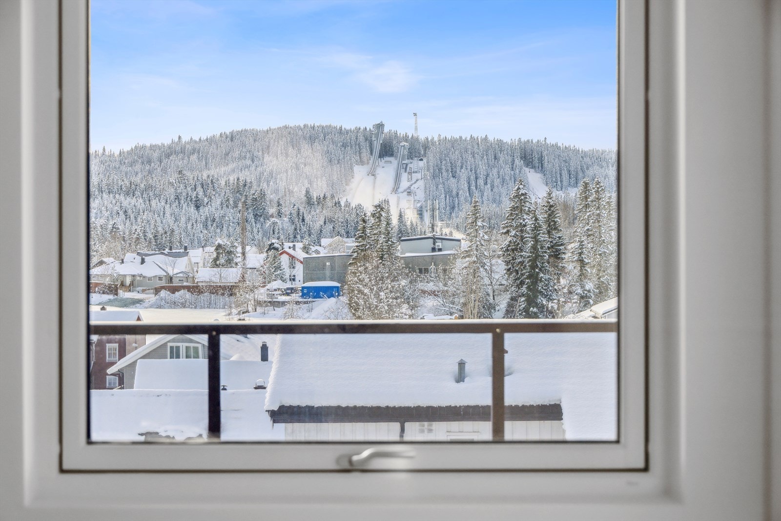 Fra leiligheten er det kort vei til marka, butikk og kollektivtransport. Galleribilde