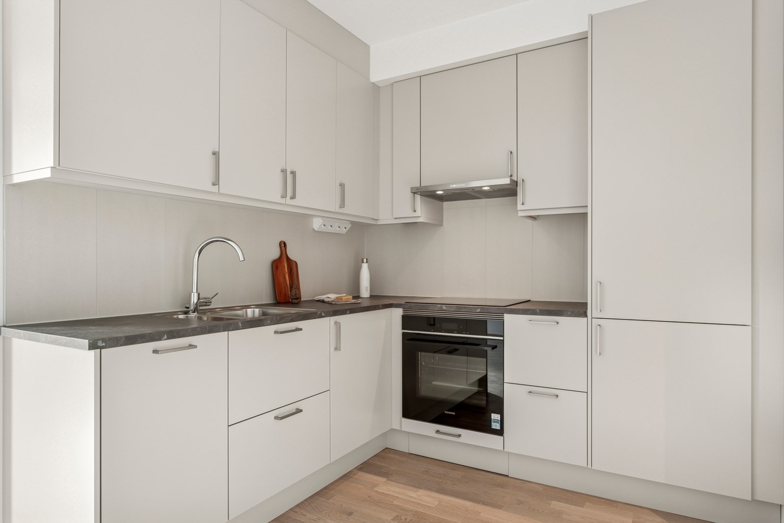 Kjøkkeninnredning fra Marbodal. Integrerte hvitevarer fra SIEMENS og flis over benkeplaten. Galleribilde