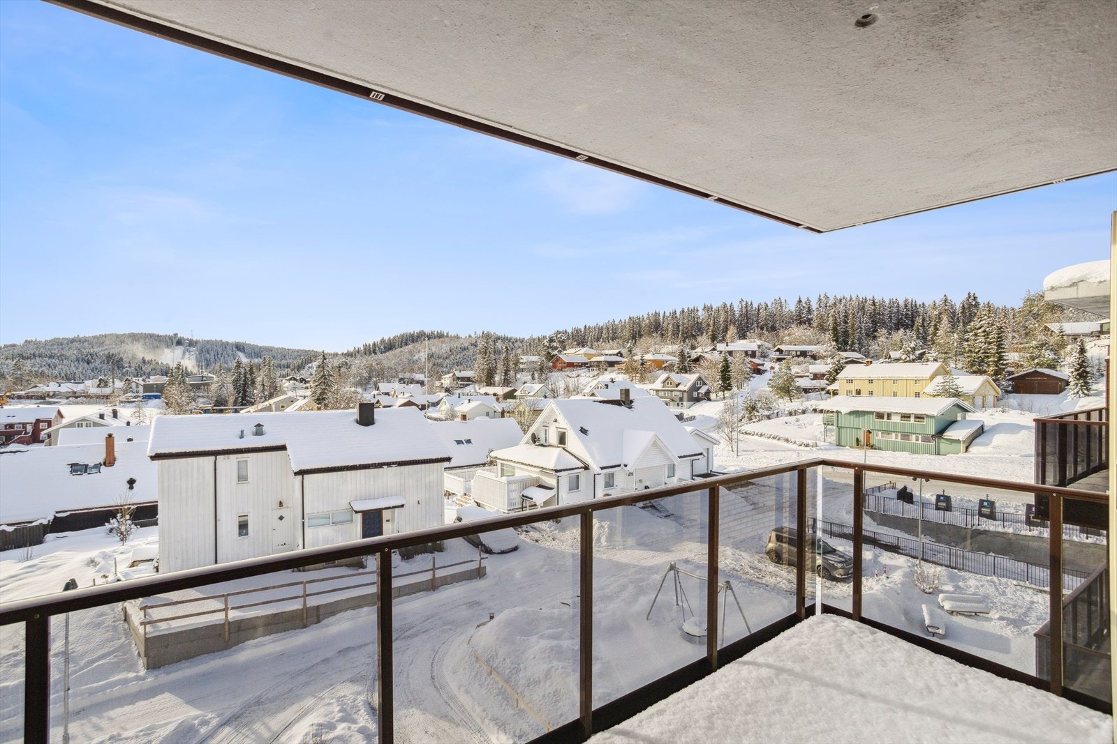 Balkong på 9 kvm som har en fin og luftig plassering. Vender mot sør/vest. Galleribilde