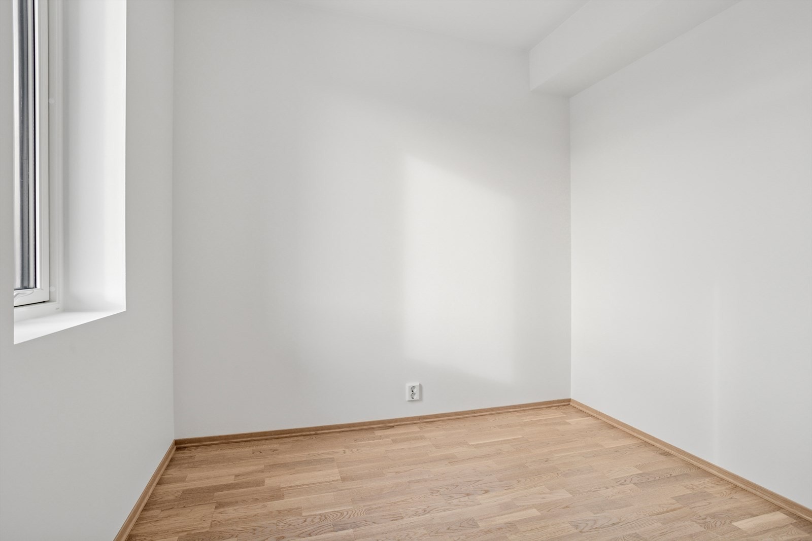 Plass til seng og garderobeskap. Galleribilde