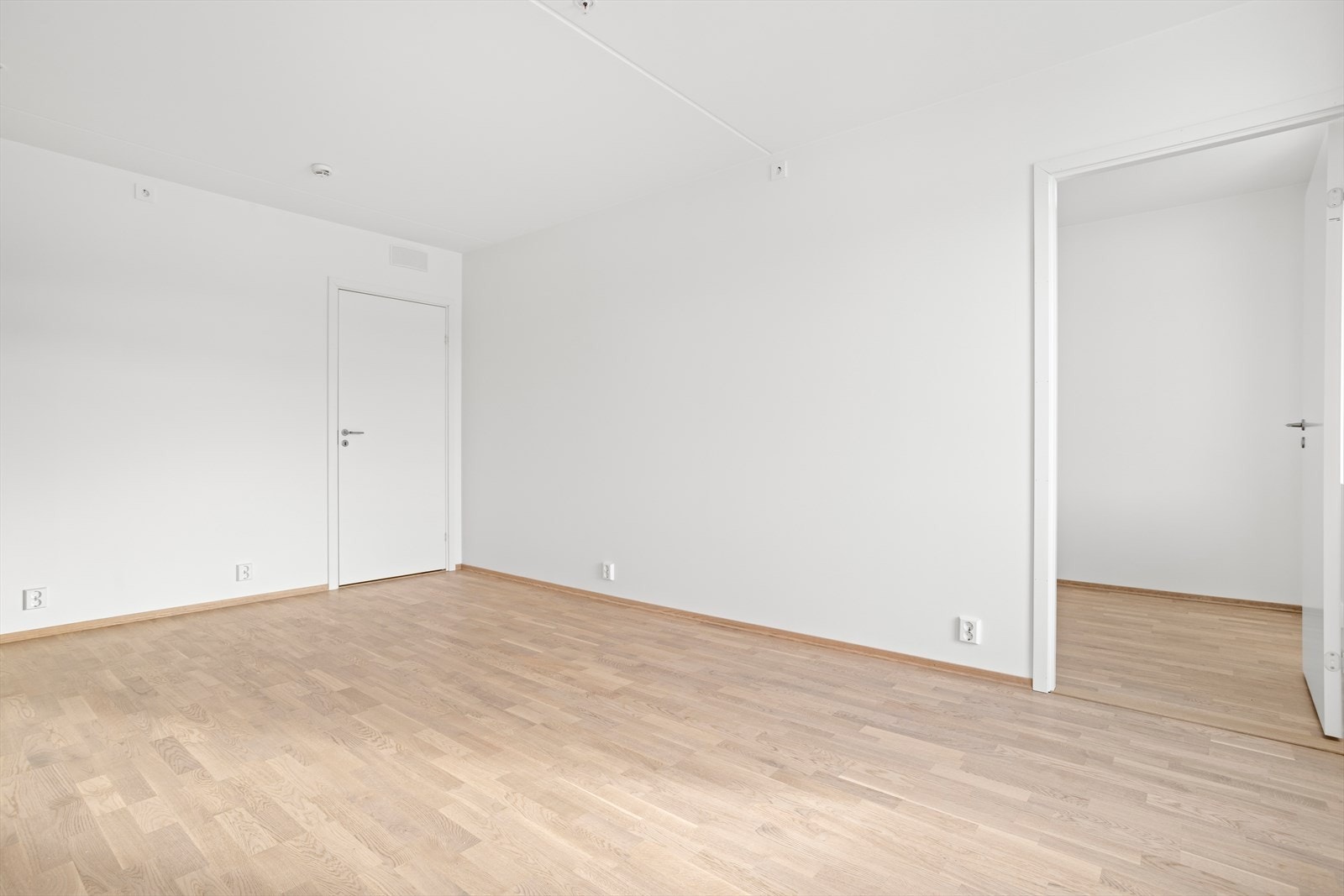 Plass til spisebord i overgangen mellom stue og kjøkken. Galleribilde