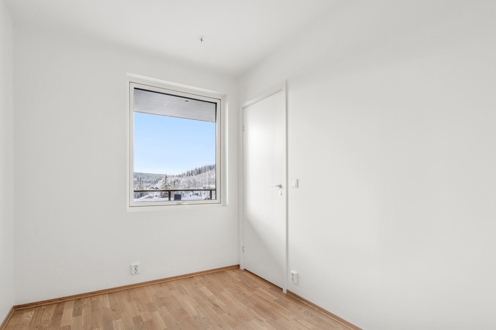 Plass til dobbeltseng og garderobeskap. Galleribilde