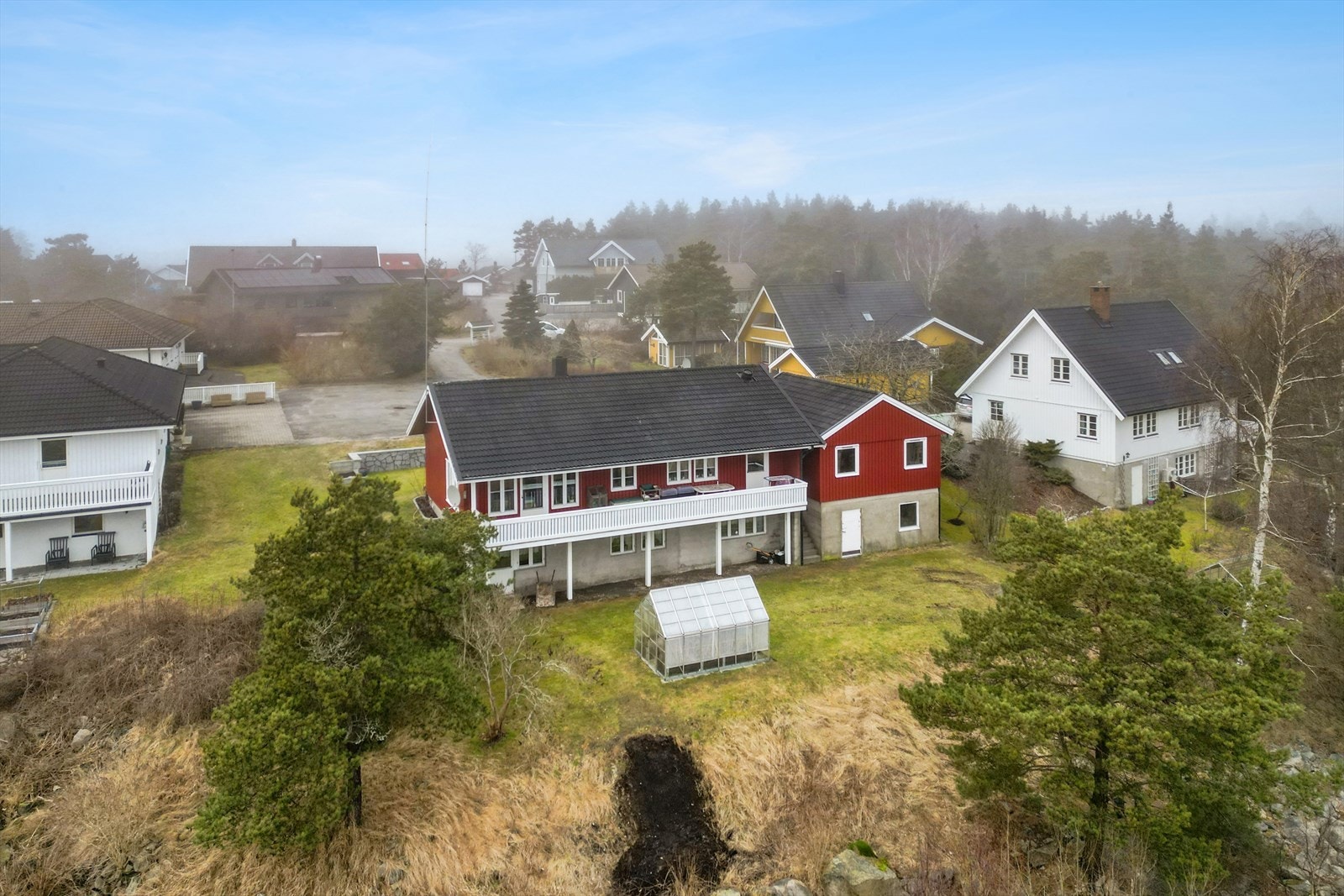 En enebolig beliggende i et attraktivt og barnevennlig boligområde på Slevik med gangavstand til Slevik skole. Fra boligen er det kort vei til fint turterreng og sjøen, og sykkelavstand til Mærrapanna med fine bade- og fiskemuligheter. Galleribilde