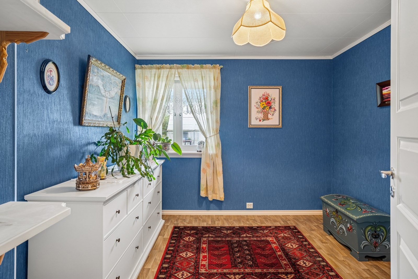 Blått soverom med god plass til stor seng, nattbord og garderobeløsning. Galleribilde