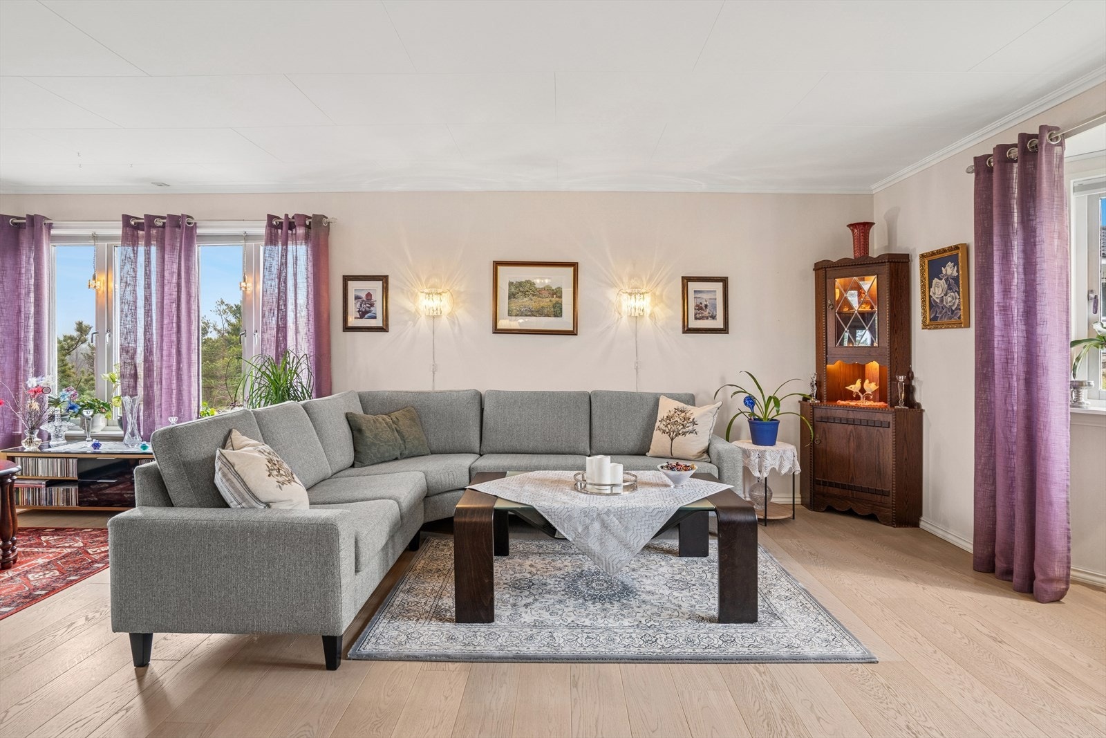 Stua er gjennomgående og det er store vindusflater som slipper inn rikelig med naturlig lys som skaper en god atmosfære. Galleribilde