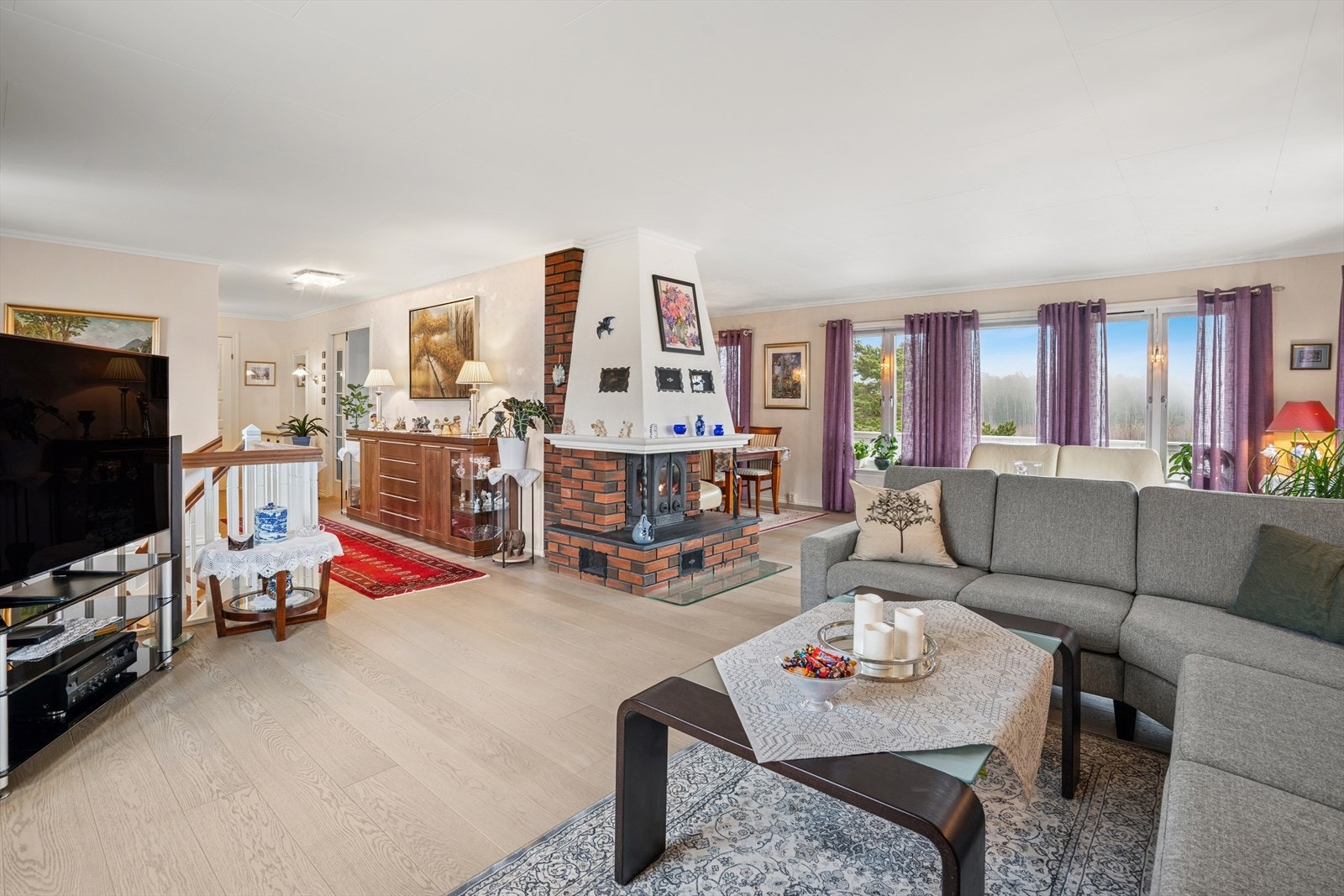 Det er god plass til sofa, TV-møblement, spisestue og øvrig ønsket møblement. Galleribilde