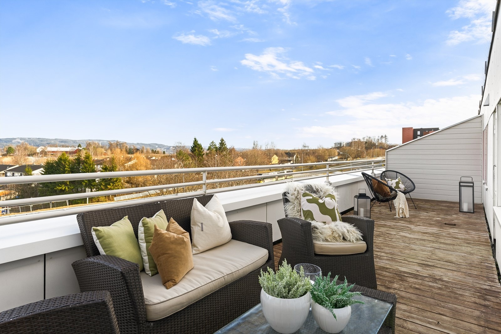 Terrassen på hele 22 kvm. Fra her har man en slående utsikt mot byen. Galleribilde