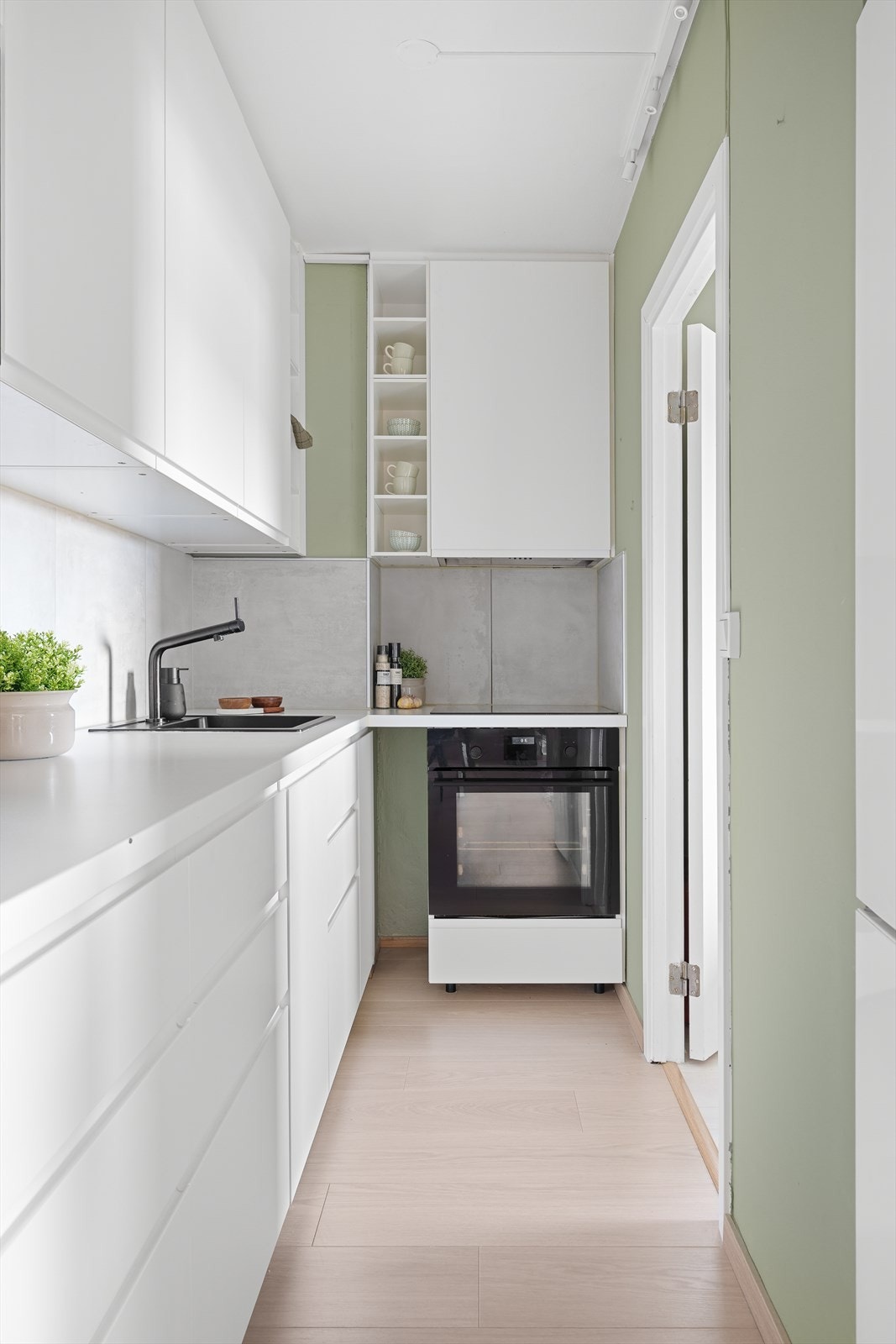 Lyst og tidløst kjøkken med integrerte hvitevarer som medfølger handelen. Kjøkkenet har fått TG1 fra takstmann. Galleribilde