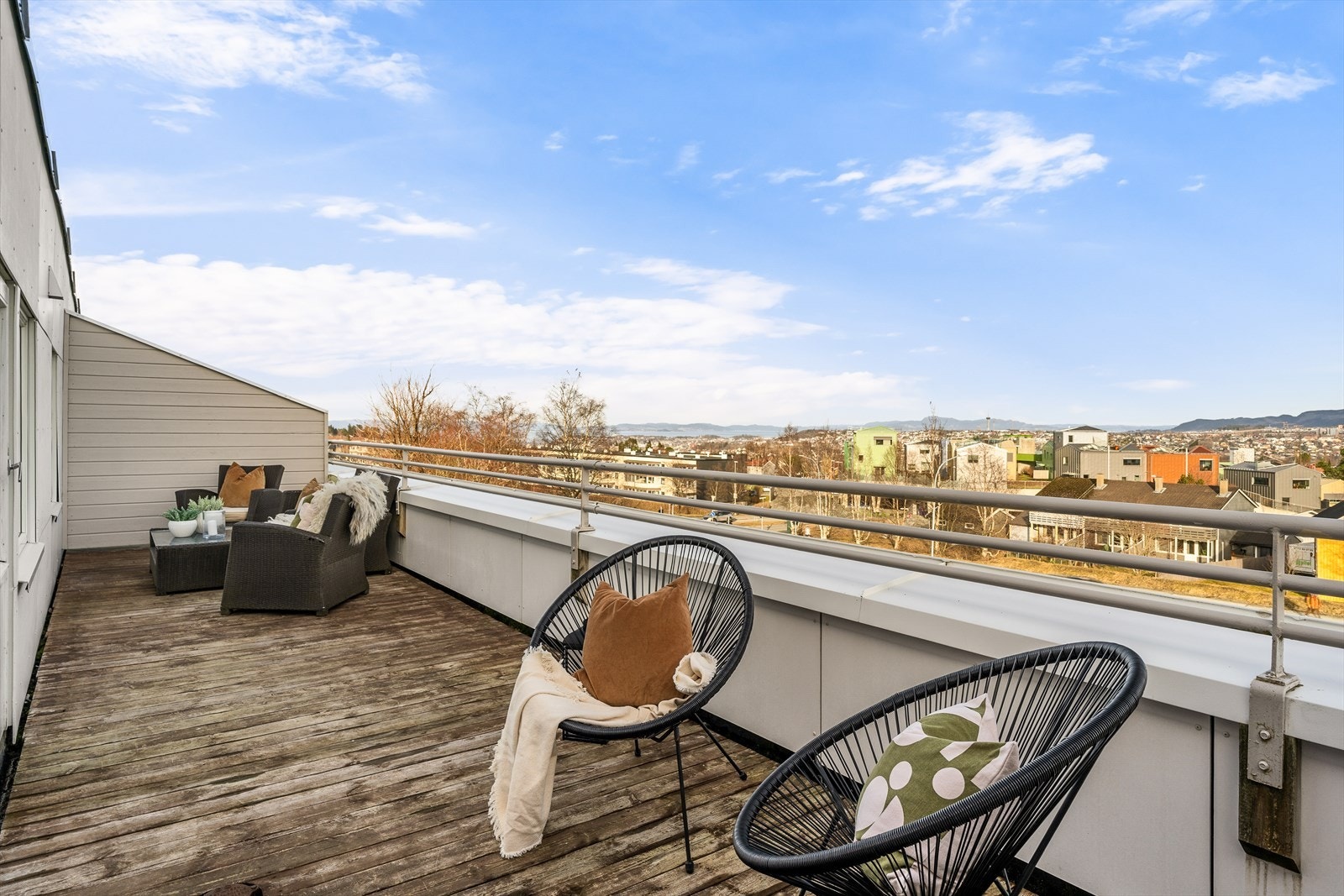 På terrassen har man god plass til flere møbleringssoner. Galleribilde