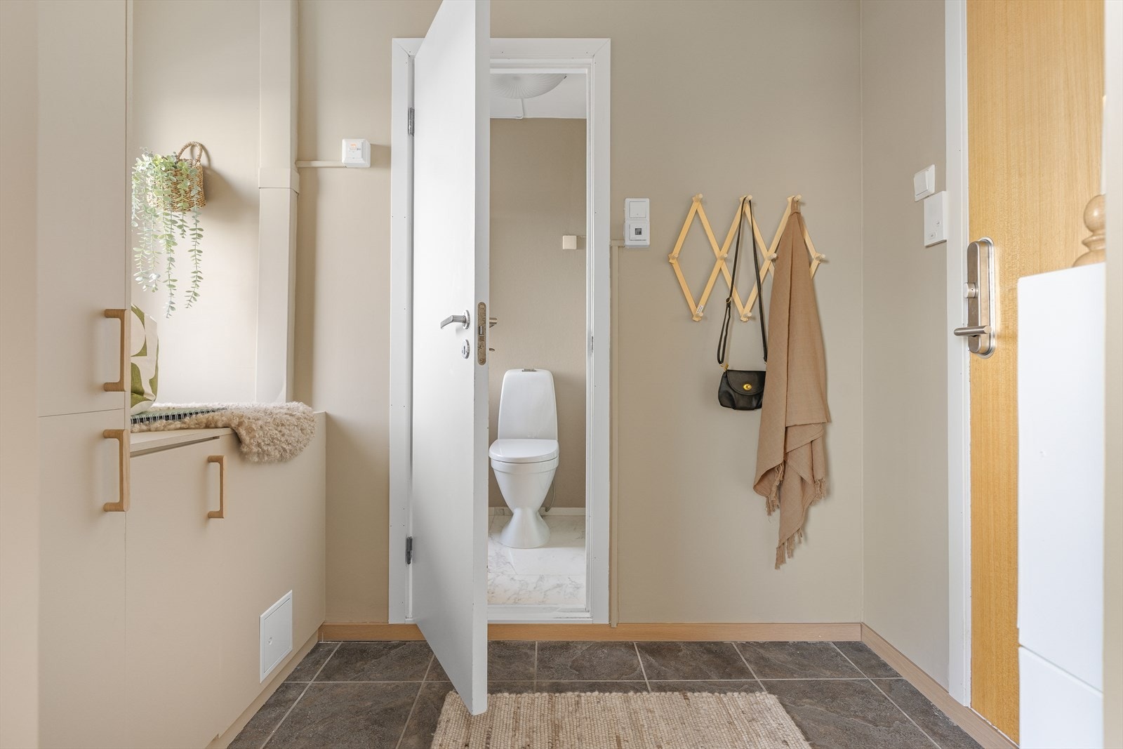 Flislagt entré. Galleribilde