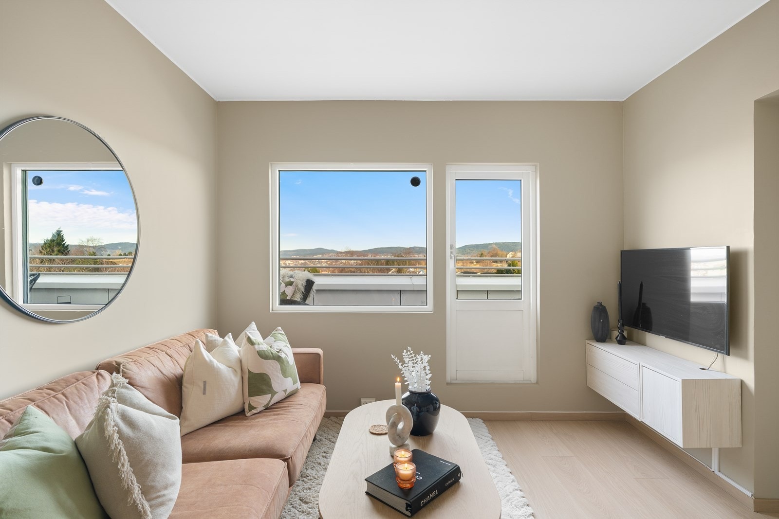 Stuen rommer 13,6 kvm med store vindusflater som slipper inn rikelig med naturlig lys. Galleribilde