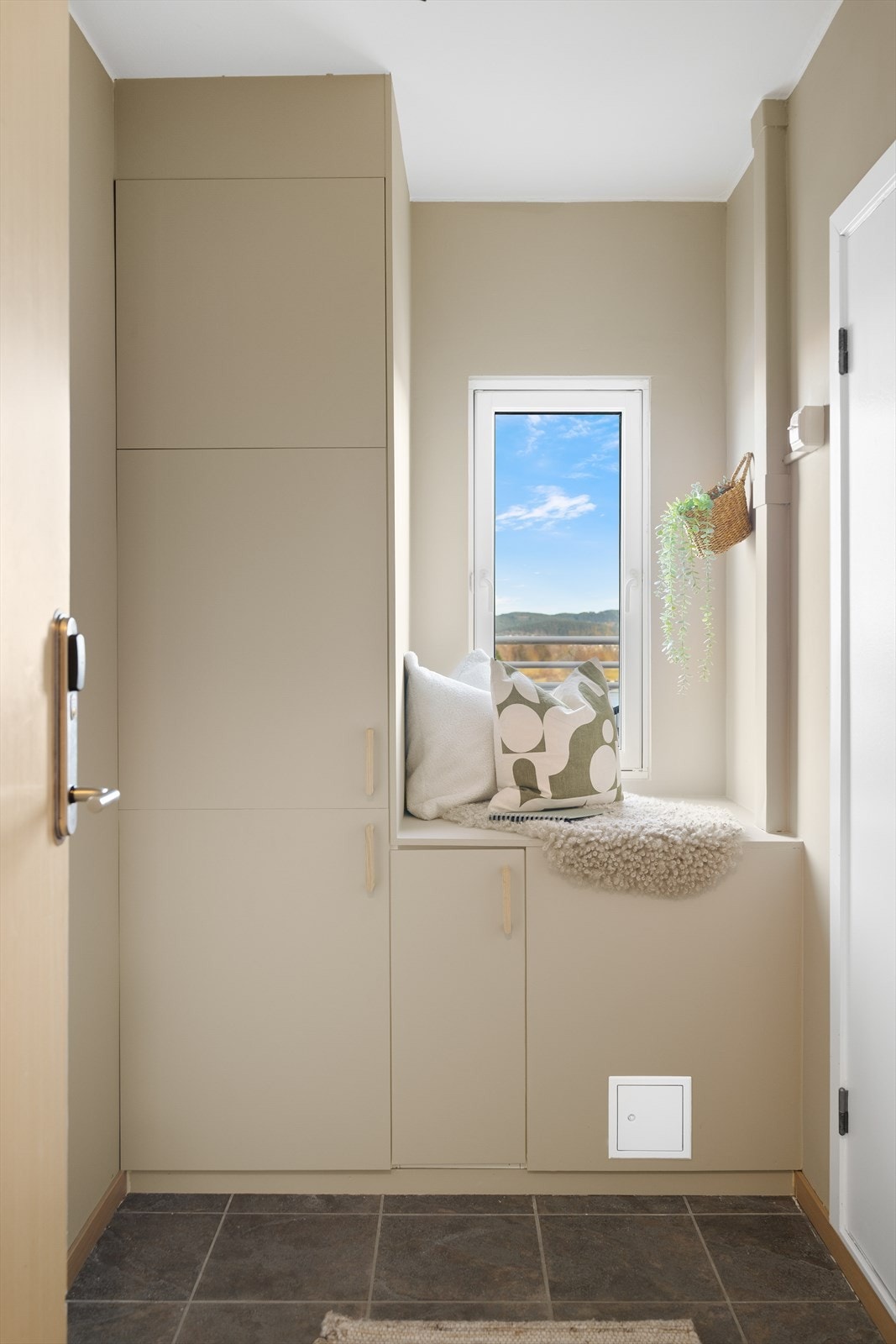 I gangen er det etablert en praktisk garderobeløsning til oppbevaring av yttertøy. Galleribilde