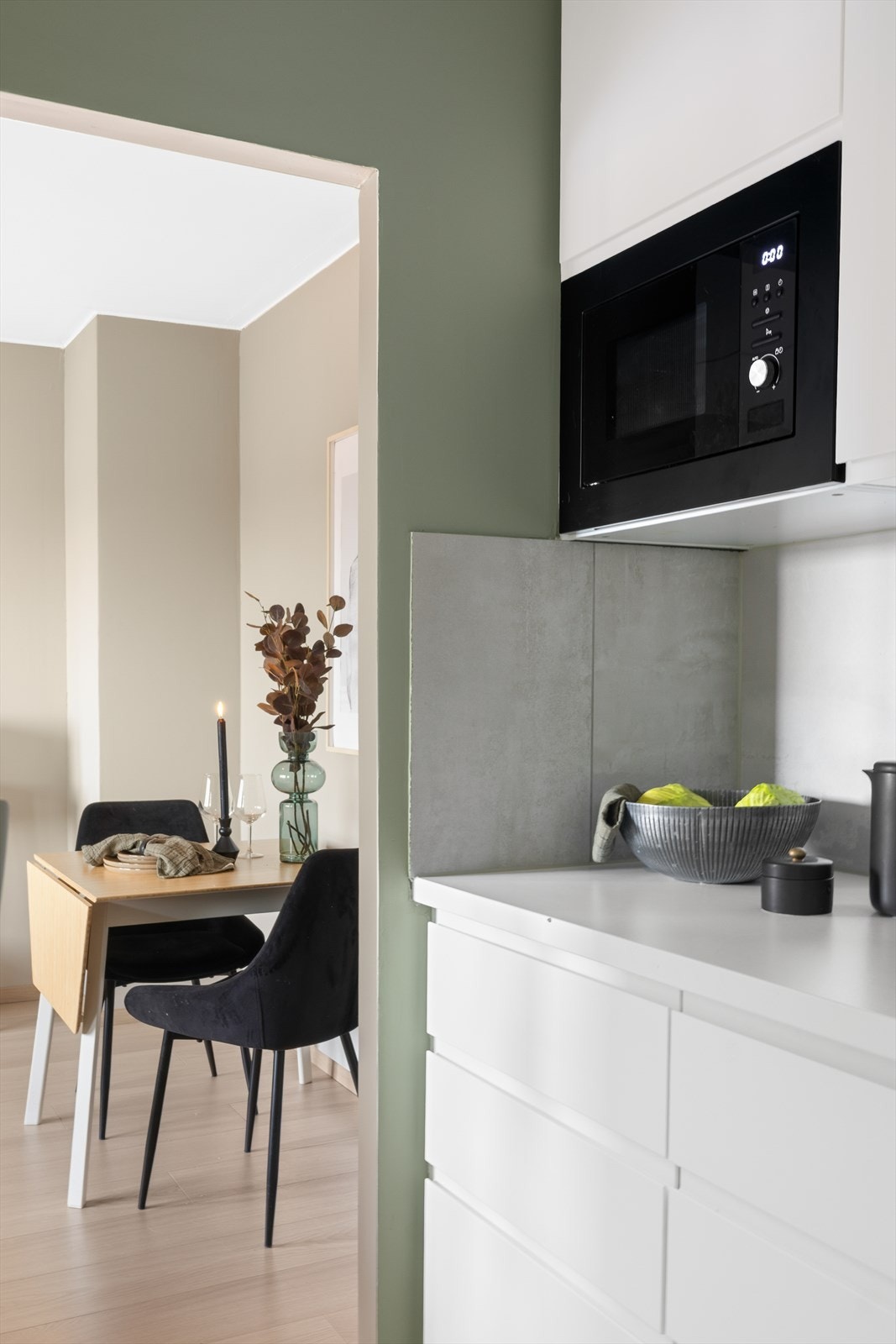 Leiligheten har en praktisk løsning som gir god skap- og benkeplass på kjøkkenet. Galleribilde