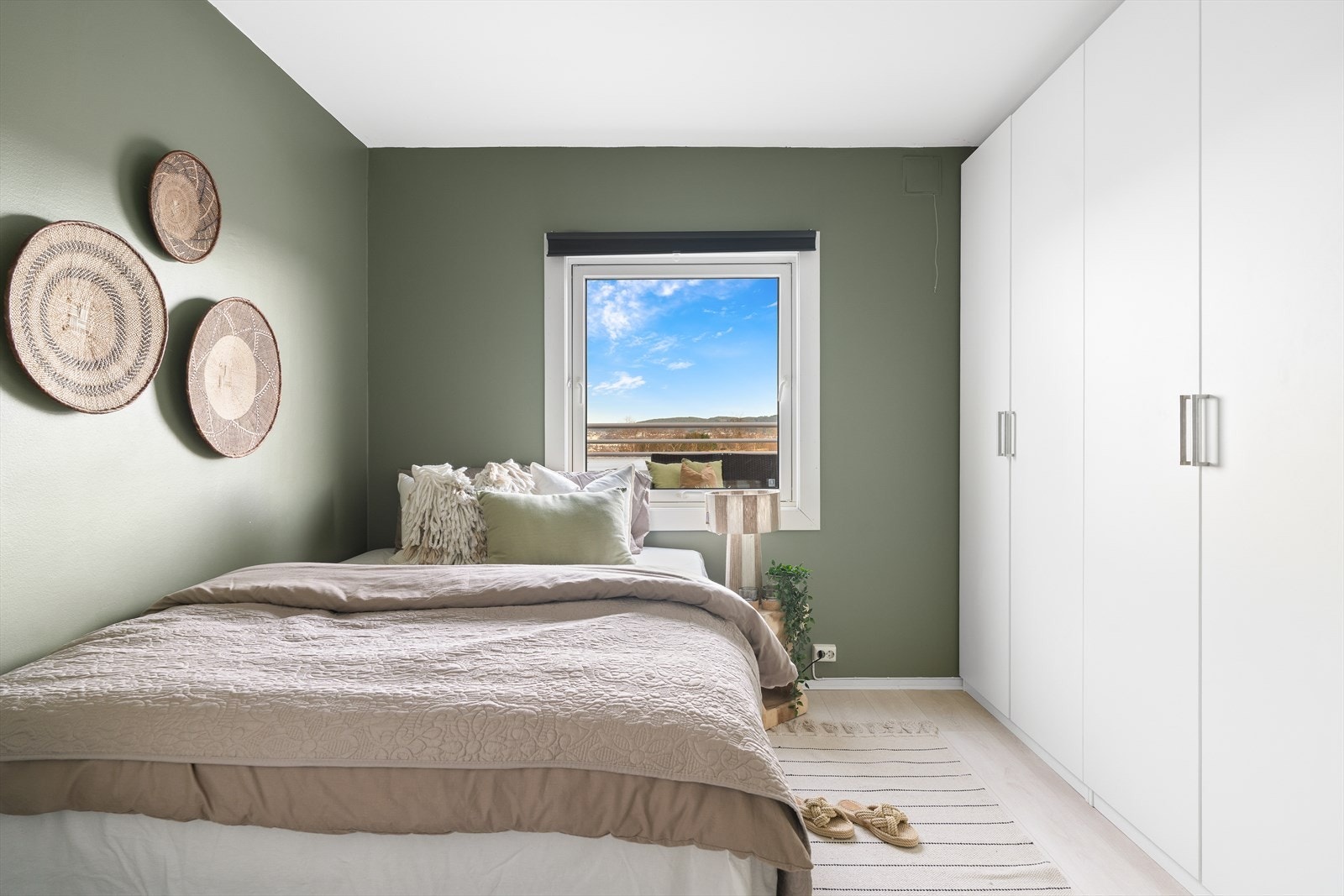 Soverommet er på 8,5 kvm, med god plass til garderobe. Galleribilde