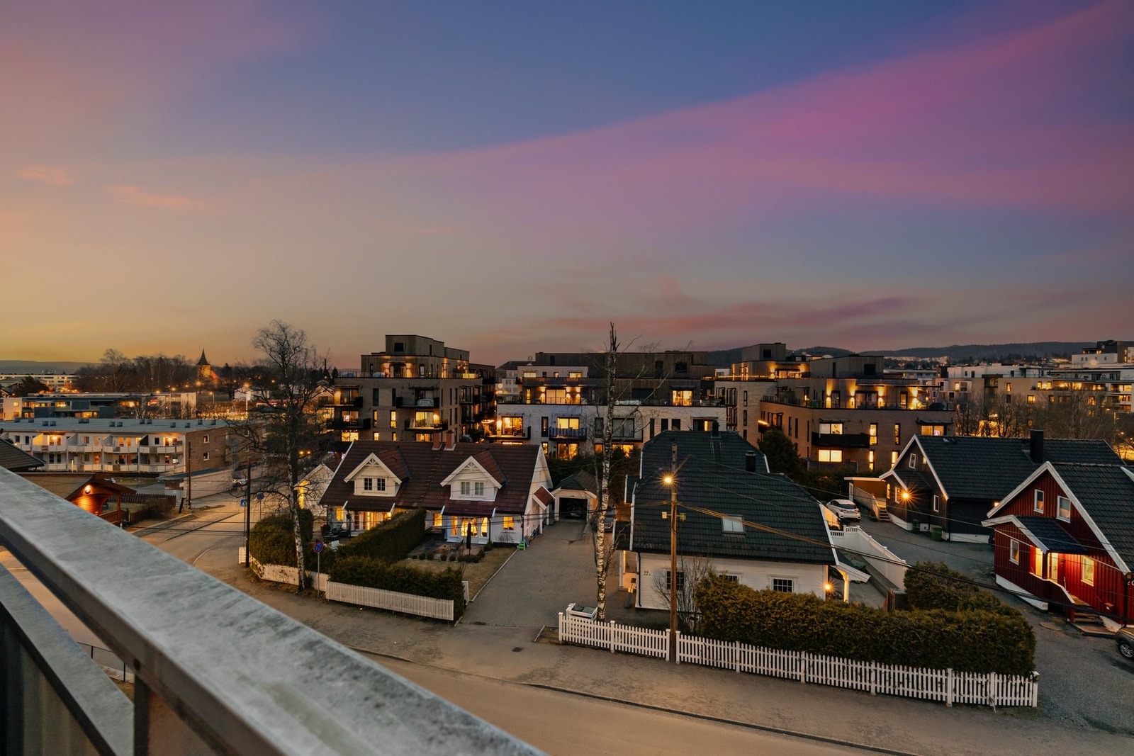 Området passer ypperlig for de som er interessert i å bo med umiddelbar nærhet til det meste av fasiliteter, samtidig som man bor i rolige omgivelser. Galleribilde