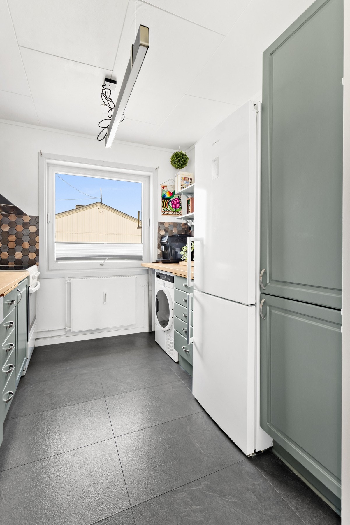 Hvitevarer som medfølger er kjøl/fryseskap, oppvaskmaskin og komfyr. Vaskemaskin og tørketrommel medfølger ikke. Galleribilde