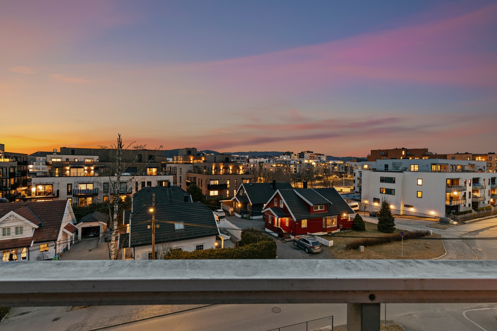 Flott utsikt fra balkongen over nærområde. Galleribilde