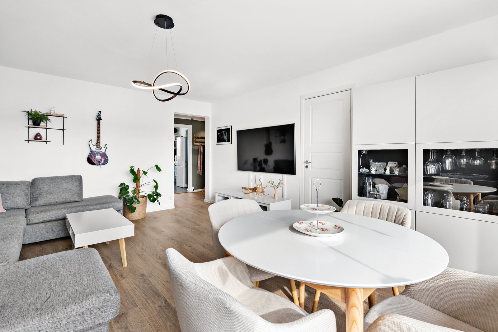 Boligen har en stilfull og lys stue som blir hjertet av boligen. Galleribilde