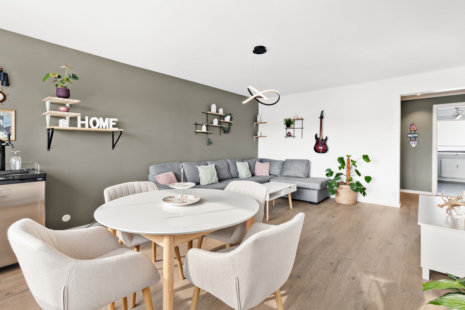 Med sitt gjennomtenkte design og romslige utforming er dette et sted som inviterer til avslapning samtidig som du har en nydelig utsikt. Galleribilde