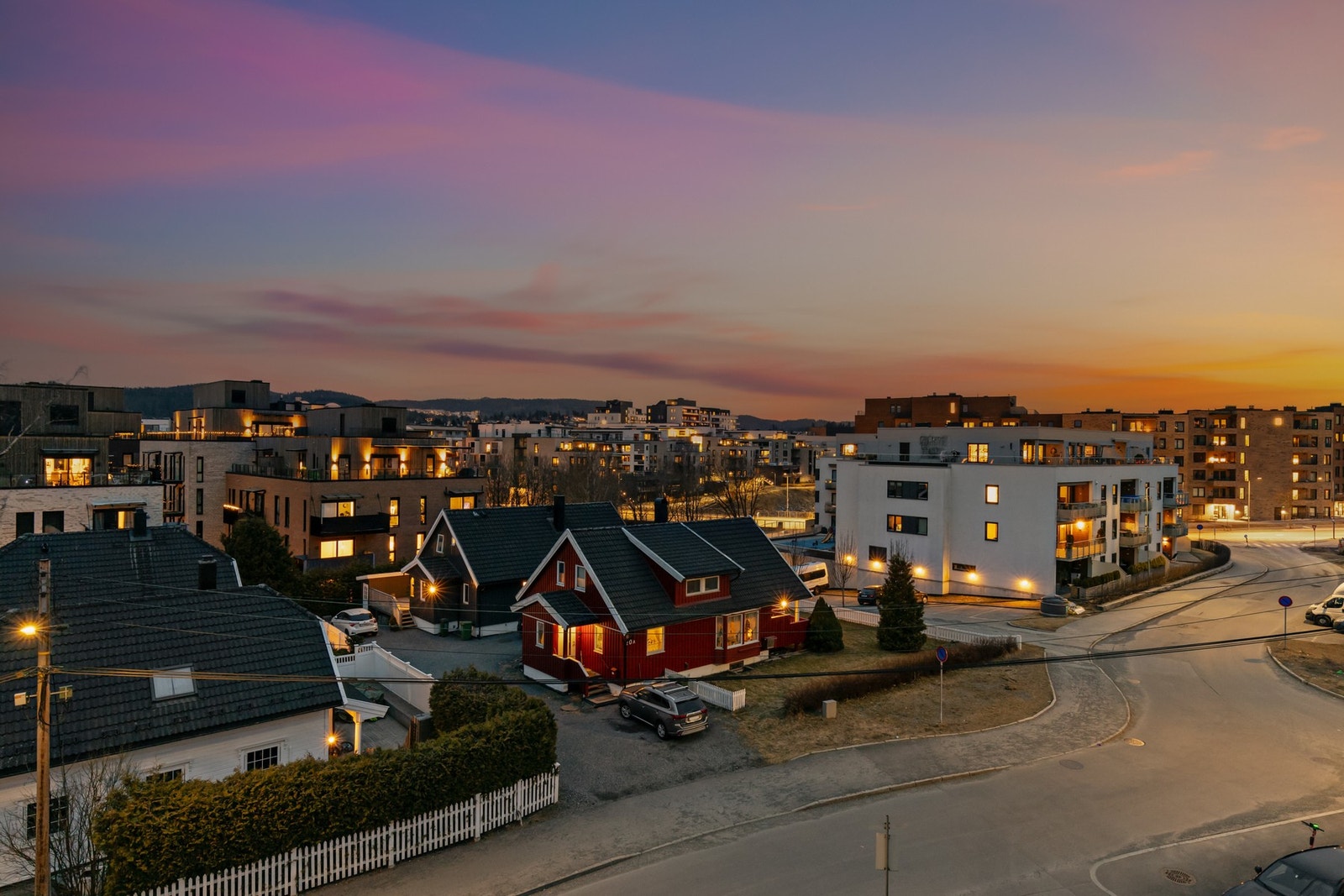 Leiligheten ligger i et attraktivt og sentrumsnært boligområde på Strømmen i Lillestrøm kommune, med god intern beliggenhet. Galleribilde