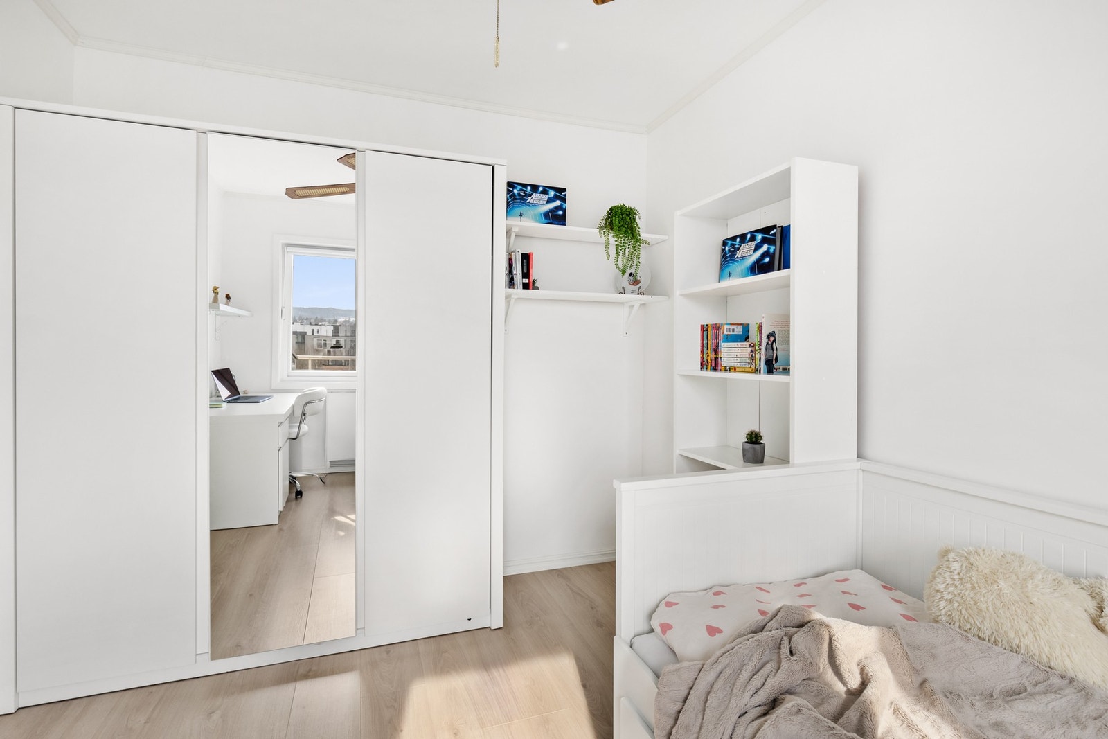 Det andre soverommet passer ypperlig som barnerom, med nøytrale farger som sørger for en harmonisk følelse. Galleribilde