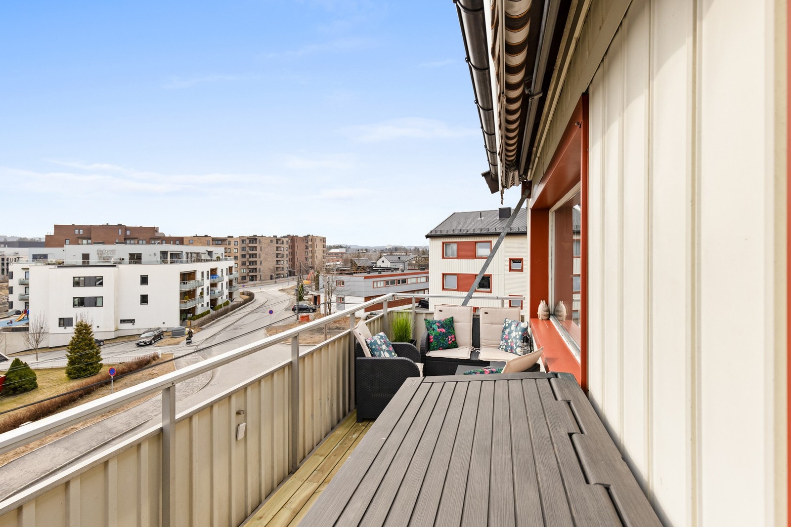 Det er lagt nytt tremmergulv oppå i 2025 med impregnert trevirke. Galleribilde