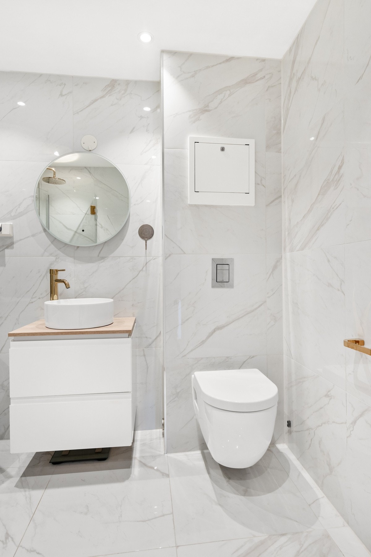 Overflater av flis på gulv med elektriske varmekabel, flis på vegg og malte plater i tak/himling. Galleribilde