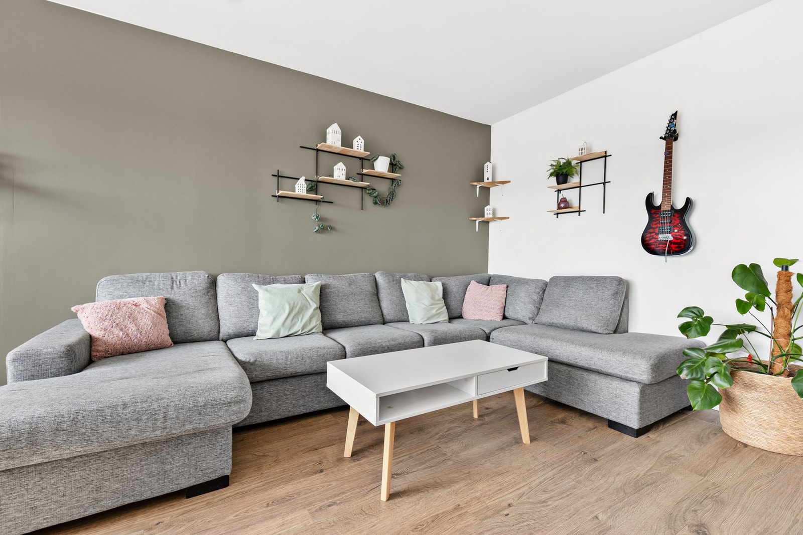 Overflater består av laminatgulv og malte veggoverflater. Galleribilde