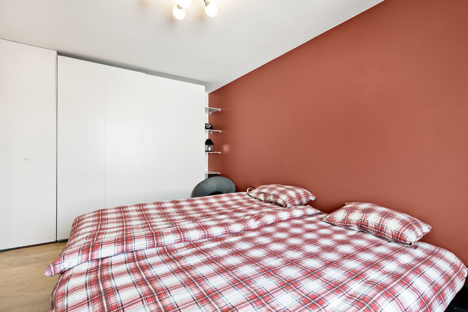 Hovedsoverommet har god plass for dobbeltseng, nattbord og garderobeskap. Galleribilde