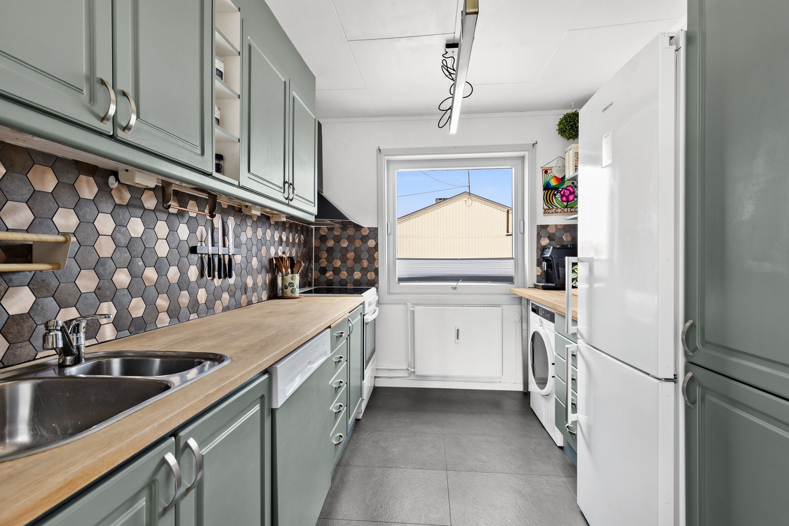 Boligen har et separat kjøkken med innredning som består av profilerte fronter, heltre og laminat benkeplate Galleribilde