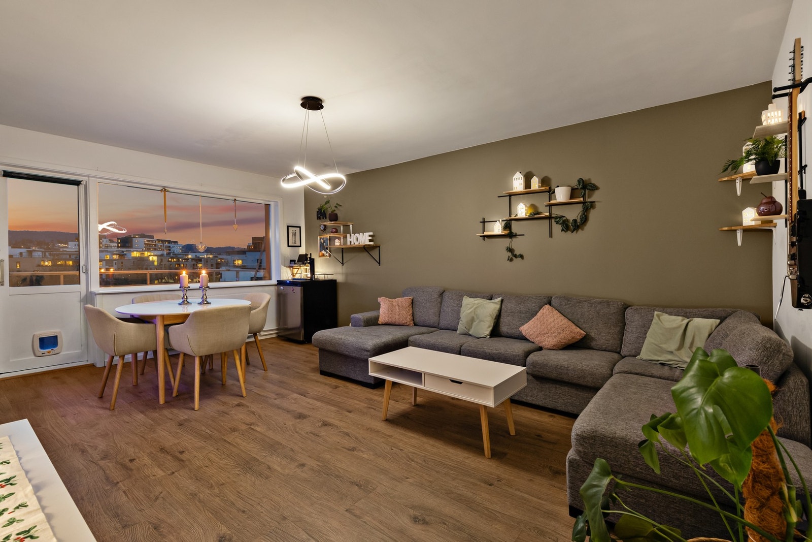 Felleskostnader inkluderer trappevask, internett, radiatorfyring, eiendomsskatt, kommunale avgifter, felles byggforsikring, renter og avdrag på fellesgjeld og felleskostnader. Galleribilde