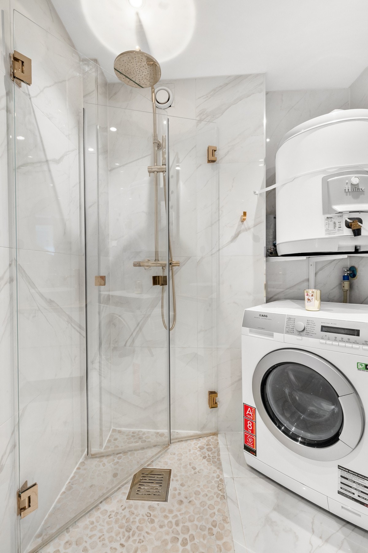 Det er opplegg for vaskemaskin og varmtvannsbereder. Galleribilde