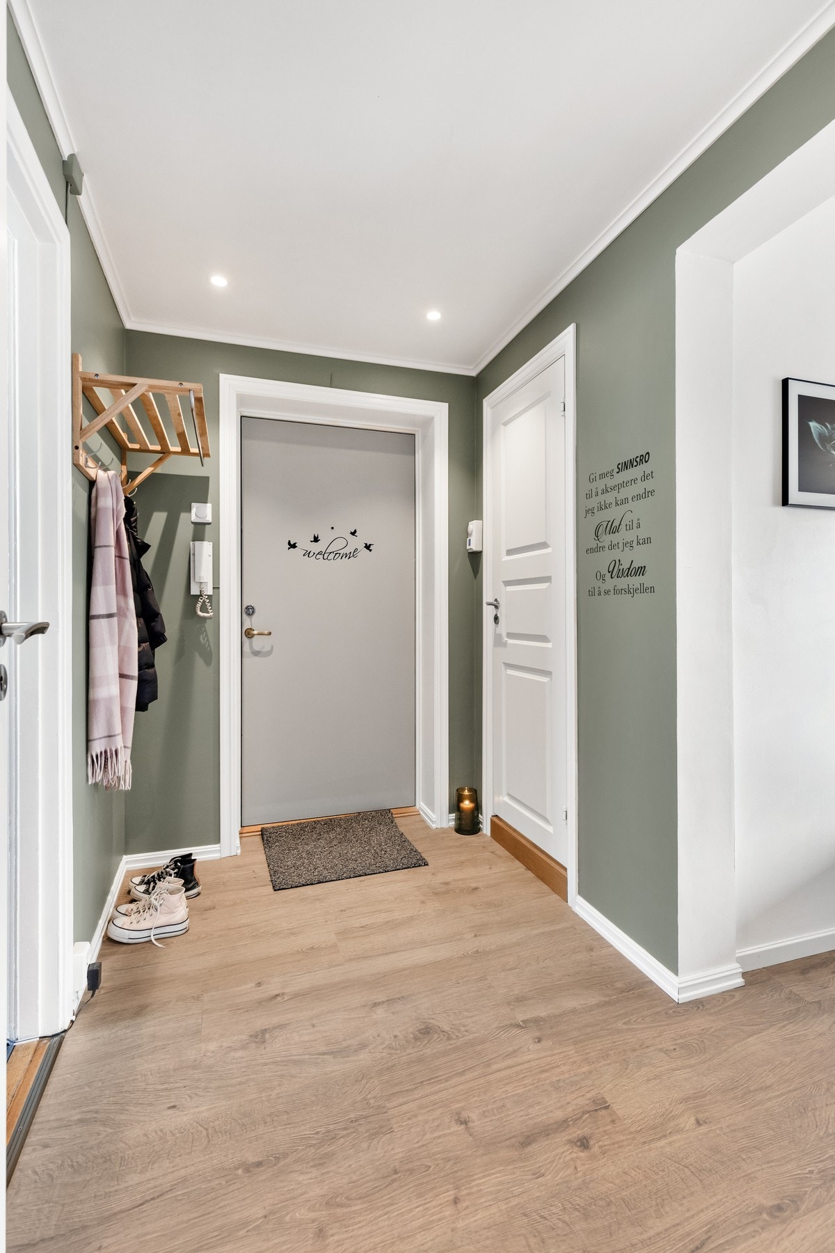 Entreen ønsker deg velkommen med et elegant og moderne uttrykk. Galleribilde