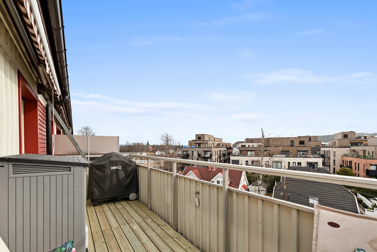 Med en fin utsikt, blir dette stedet ypperlig for morgenkaffen, en rolig stund med en god bok, eller som arena for hyggelige sammenkomster med venner og familie. Galleribilde