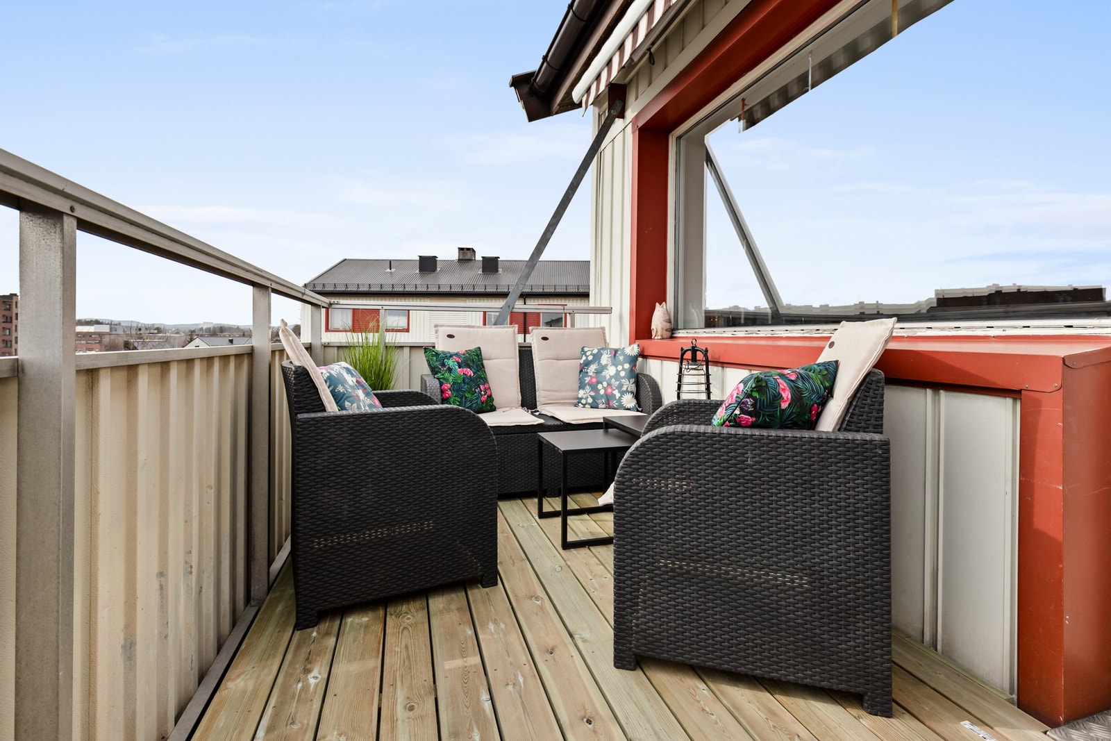 Velkommen til en sydøst vendt balkong på ca 11m2 som virkelig inviterer til å nyte livets små øyeblikk! Galleribilde